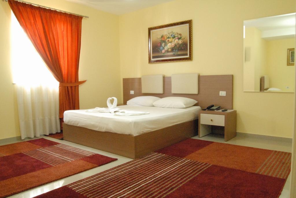 Hotel Relax City Center Tirana Esterno foto